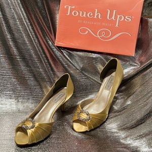 Woman’s Touch Ups Gold Heels size 10M by Benjamin Walk beautiful dress shoes👠😎